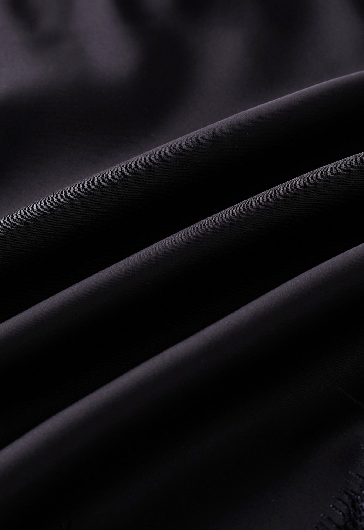 Mini-jupe en satin noir à dentelle festonnée - Femme