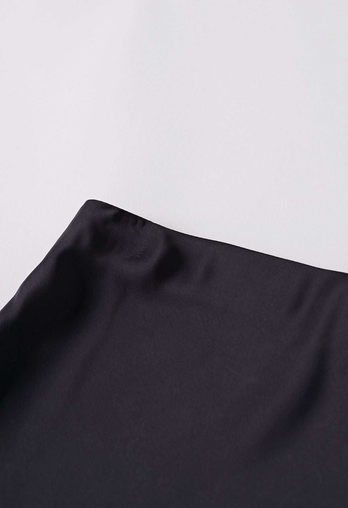 Mini-jupe en satin noir à dentelle festonnée - Femme