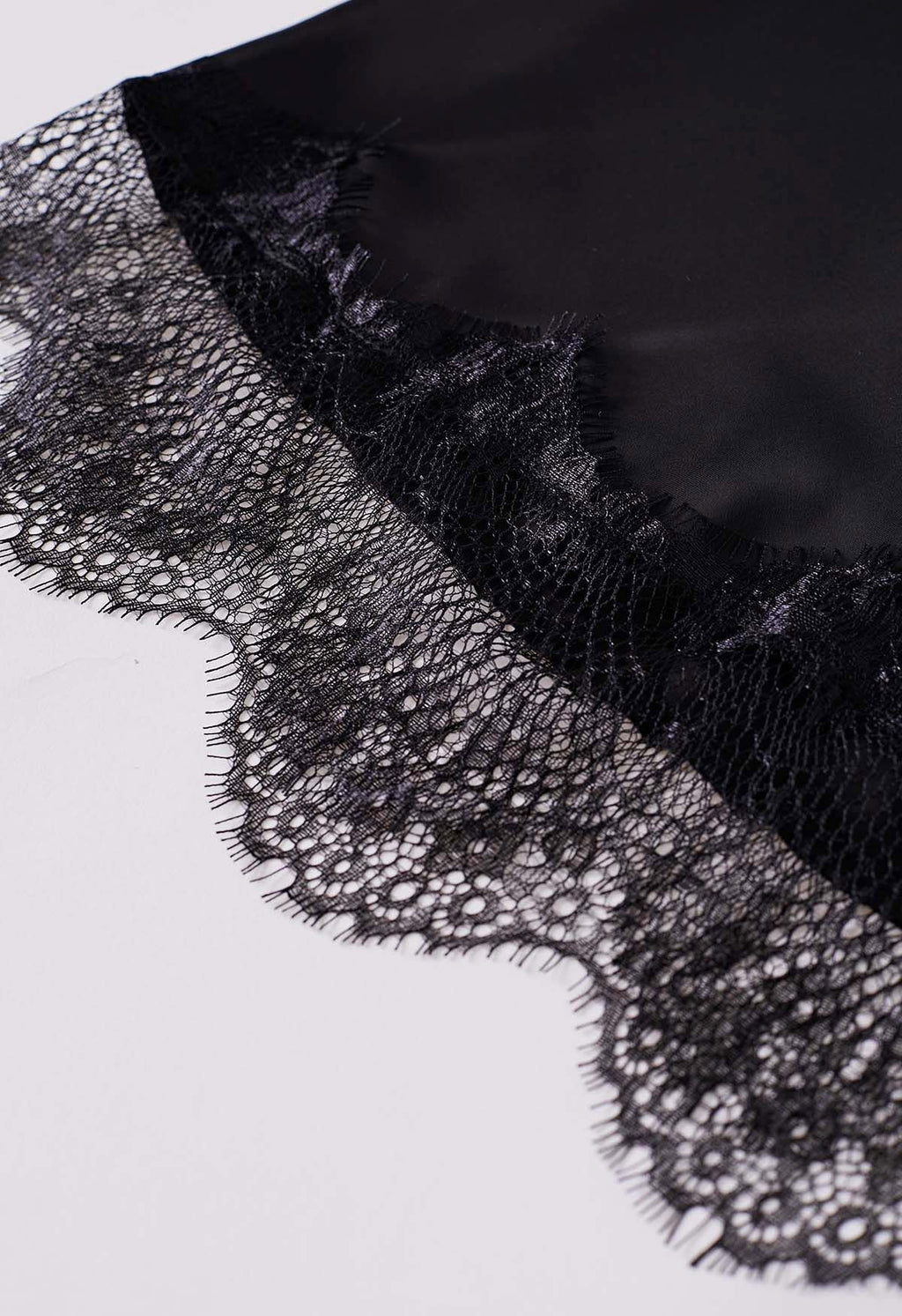 Mini-jupe en satin noir à dentelle festonnée - Femme