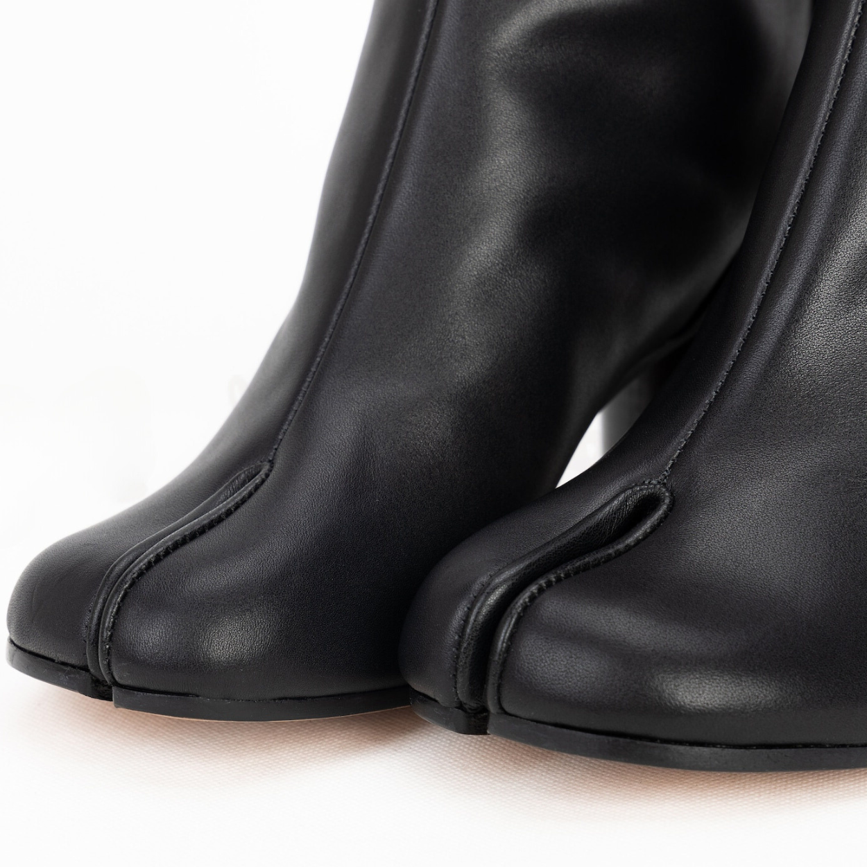 Bottines en Cuir Tabi Minimalistes - Élégance Contemporaine pour Femme - image 1