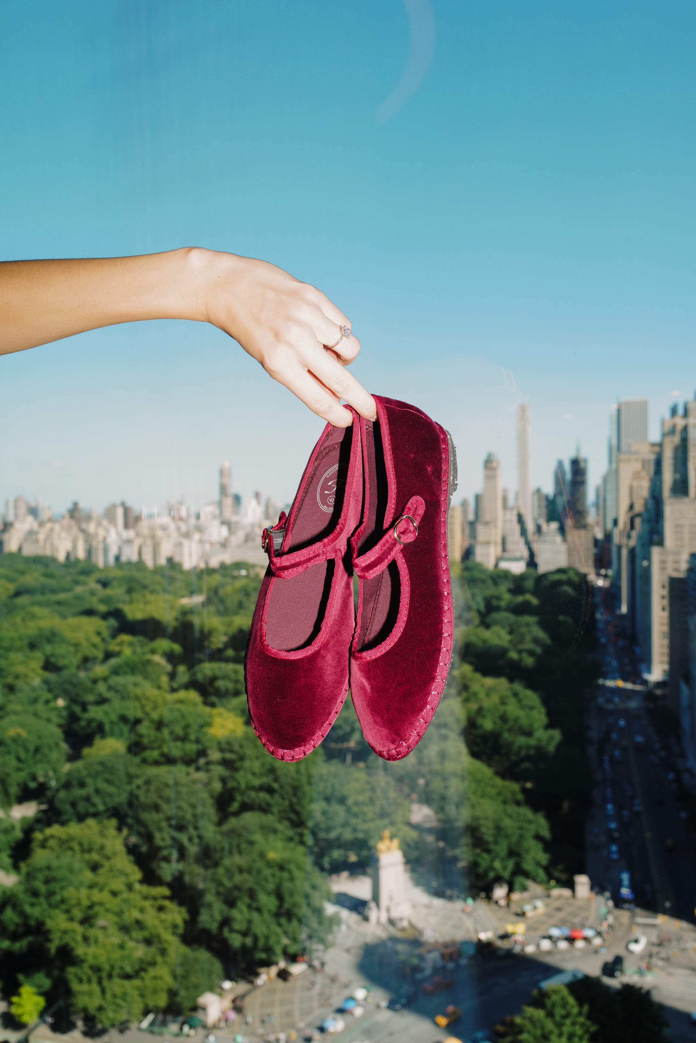 Escarpins Mary Jane en Velours Bordeaux avec Boucle pour Femme - Élégance et Confort au Quotidien - image 4