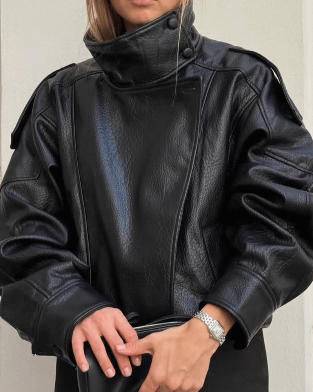 Veste en Cuir Vegan Asymétrique Carla pour Femmes - Élégante et Confortable - image 2