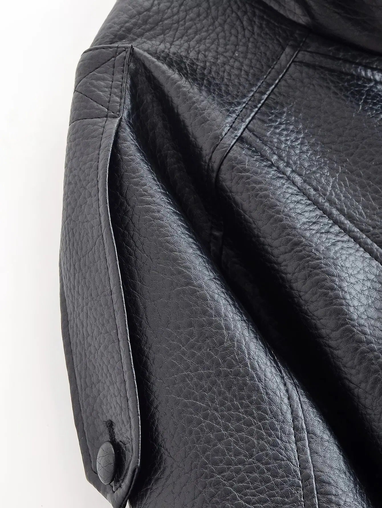 Veste en Cuir Vegan Asymétrique Carla pour Femmes - Élégante et Confortable - image 9